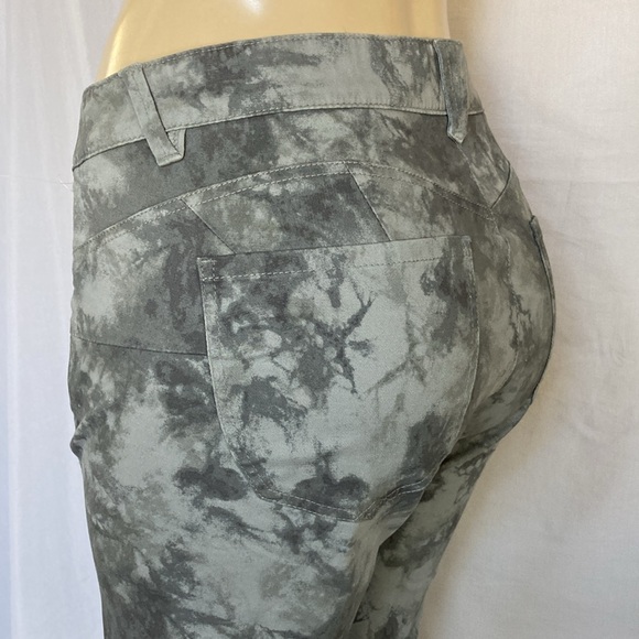 COPY-DEMOCRACY Jeans Green Pattern Print Size 18WP Booty Lift Plus Bermudas NWOT - Picture 9 of 9